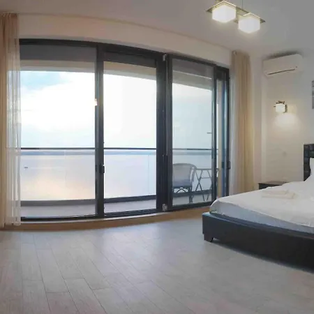 Swimming Pool & Waterfront Flat *