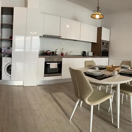 Swimming Pool & Waterfront Flat *